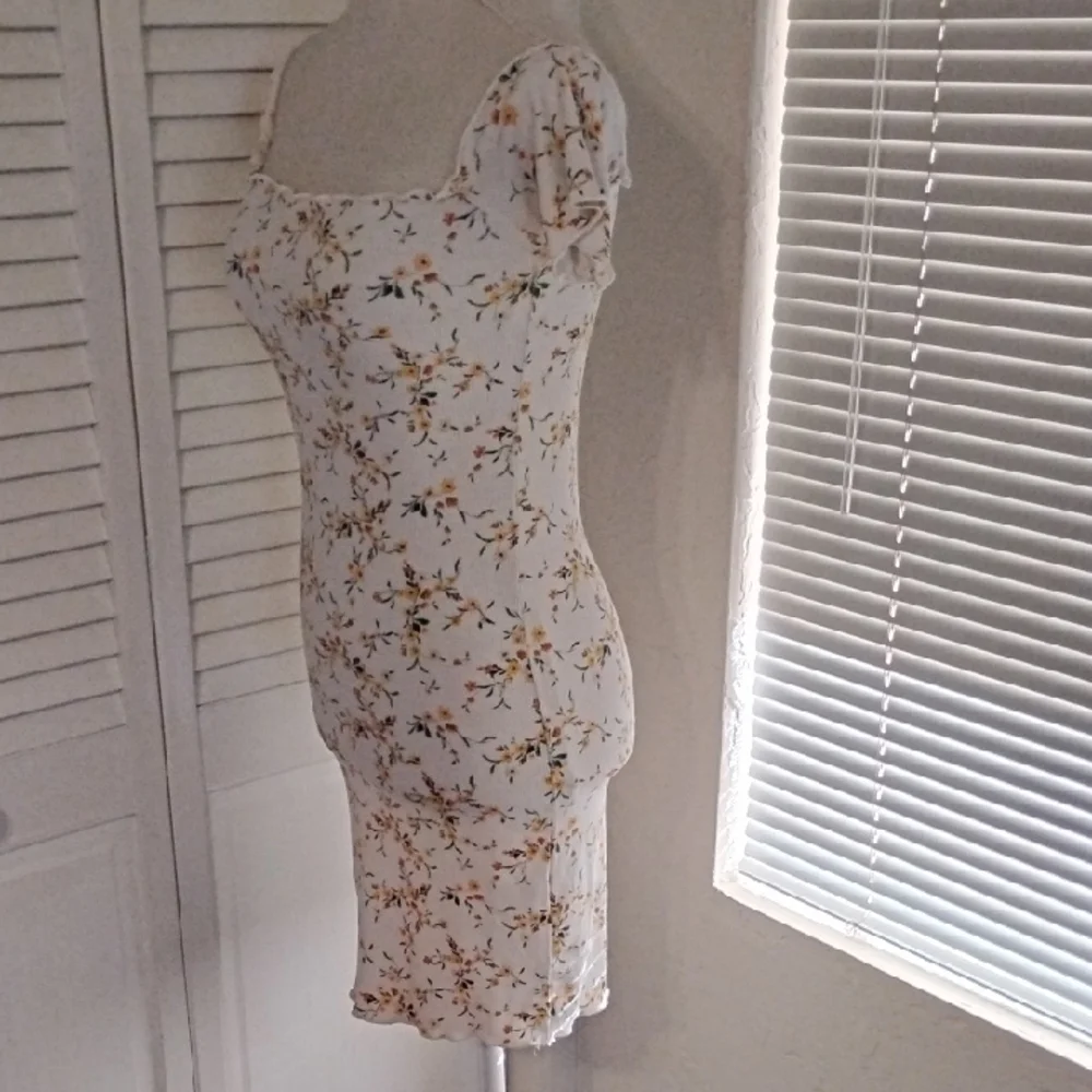 Heart Hips Floral Mini Dress in Cream and Yellow - Picture 3 of 6